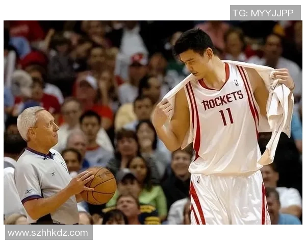 姚明在比赛中遭遇包夹困境如何突破对手防线实现逆转胜利