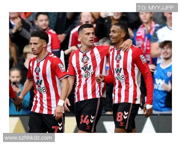 英超激战：曼城大胜那不勒斯红牌争议引发全场热议与激情