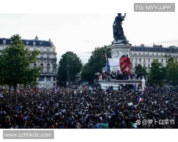 英超赛场惊现冷门巴黎圣日耳曼逆转里昂引发全场热议
